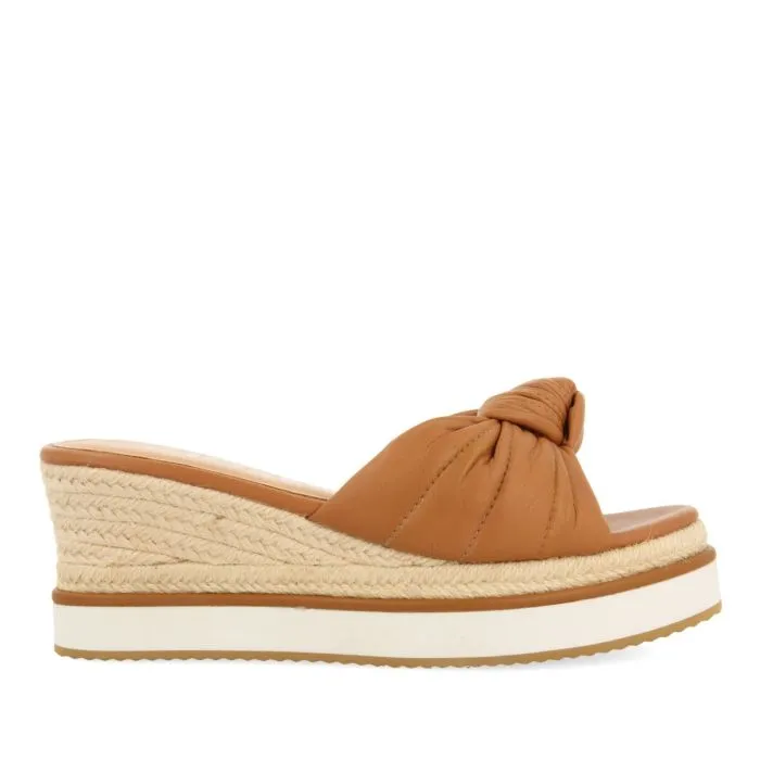 SLIP-ON SANDALS IN LEATHER COLOR WITH KNOT DETAIL AND WEDGE FOR WOMEN CAKRAN