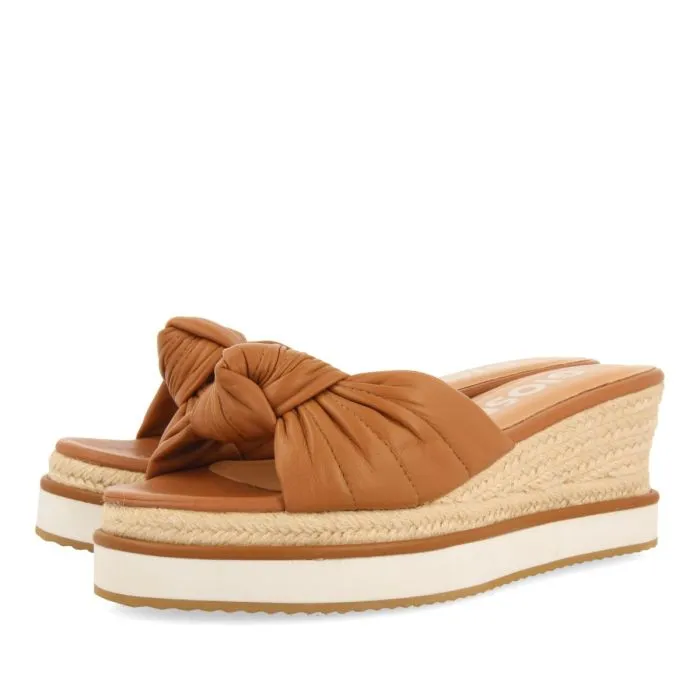 SLIP-ON SANDALS IN LEATHER COLOR WITH KNOT DETAIL AND WEDGE FOR WOMEN CAKRAN